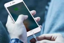 三星爆料苹果手机视频,颠覆性设计引热议，科技巨头暗战升级！”